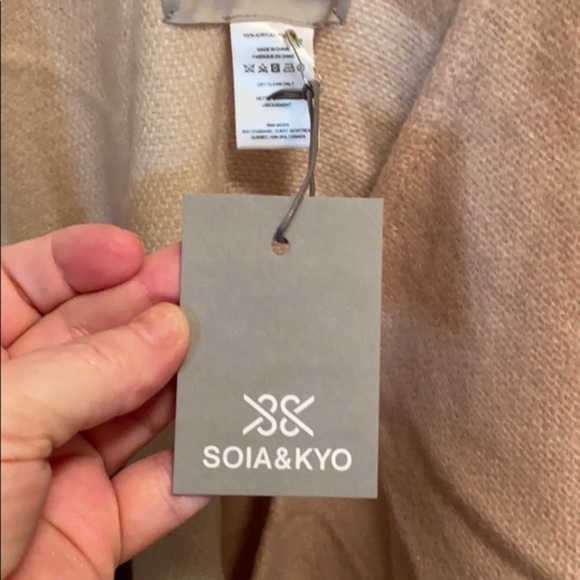 NWT SOIA & KYO Scarfigan or wrap shawl Gorgeous neutral block colors - Picture 7 of 10